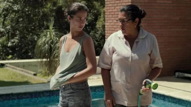 Protagonizado por Regina Casé, o filme acompanha uma empregada doméstica que enfrenta conflitos ao reencontrar a filha