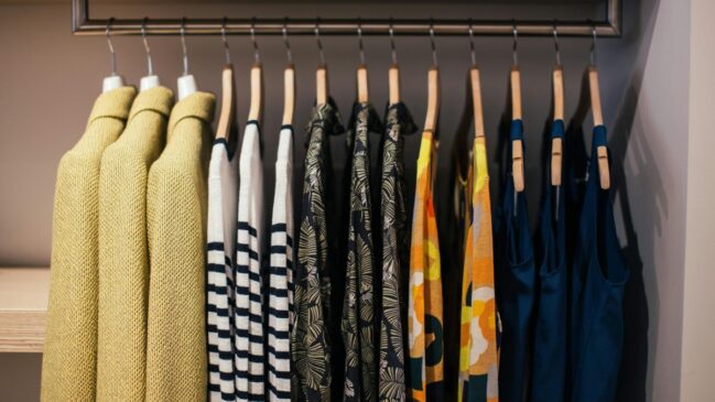 Organizar o guarda-roupa costuma ser uma tarefa adiada por muita gente