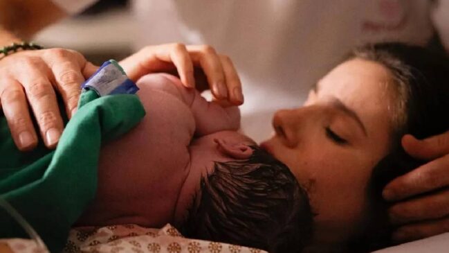 Clara nasceu em 12 de dezembro de 2025 e é a primeira filha do casal, que está junto há 10 anos