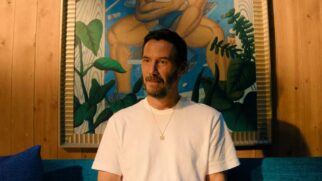 Em "Consequências", Reeves interpreta Reef Hawk, um ator de Hollywood famoso desde os 6 anos