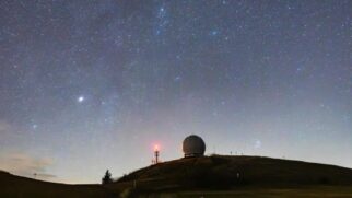 Esta é a região da gamma-Cassiopeiae cercada por nebulosidade, um registro que aproxima a notícia do céu real visto por astrofotógrafos