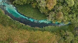 A água azul quase transparente faz do Rio Azuis um daqueles lugares que parecem editados