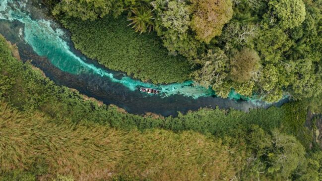 A água azul quase transparente faz do Rio Azuis um daqueles lugares que parecem editados