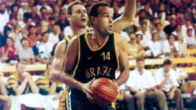 Reconhecido como o maior jogador da história do basquete brasileiro, Oscar Schmidt construiu uma carreira de quase 30 anos e recheada de títulos