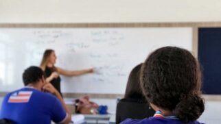 Áreas críticas como exatas possuem os quadros mais envelhecidos e baixo índice de novos formados. A carência de profissionais qualificados compromete o aprendizado, enquanto as mensalidades de escolas particulares pesam no orçamento das famílias. Paula Fróes/GOVBA
