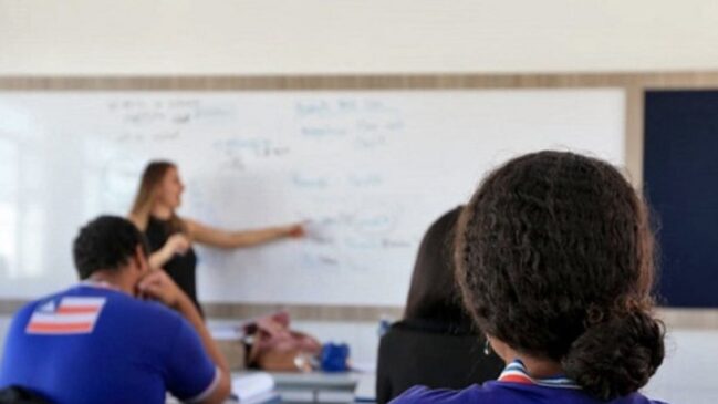 Áreas críticas como exatas possuem os quadros mais envelhecidos e baixo índice de novos formados. A carência de profissionais qualificados compromete o aprendizado, enquanto as mensalidades de escolas particulares pesam no orçamento das famílias. Paula Fróes/GOVBA