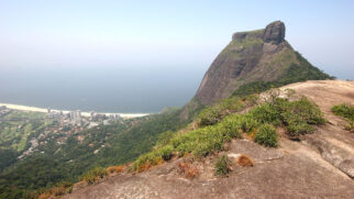 Imponente Pedra da Gávea, com seus 842 metros de altitude, ostenta o título de maior monólito à beira-mar do mundo