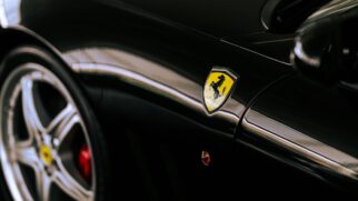 Ferrari, Maserati, Volvo, Bentley, Rolls-Royce e McLaren carregam em seus emblemas referências à guerra, à mitologia, à engenharia e ao país de origem de cada fabricante.