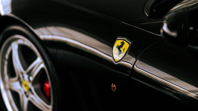 Ferrari, Maserati, Volvo, Bentley, Rolls-Royce e McLaren carregam em seus emblemas referências à guerra, à mitologia, à engenharia e ao país de origem de cada fabricante.