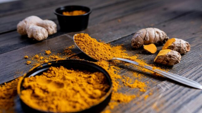 O uso gastronômico da cúrcuma, porém, é considerado totalmente seguro