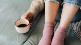 Café pode ajudar no humor e no estresse, mas excesso muda o cenário. Entenda o que a ciência descobriu