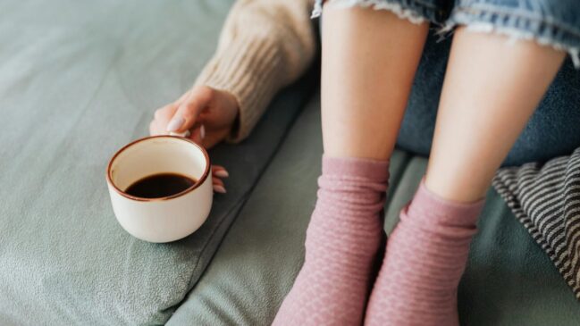 Café pode ajudar no humor e no estresse, mas excesso muda o cenário. Entenda o que a ciência descobriu