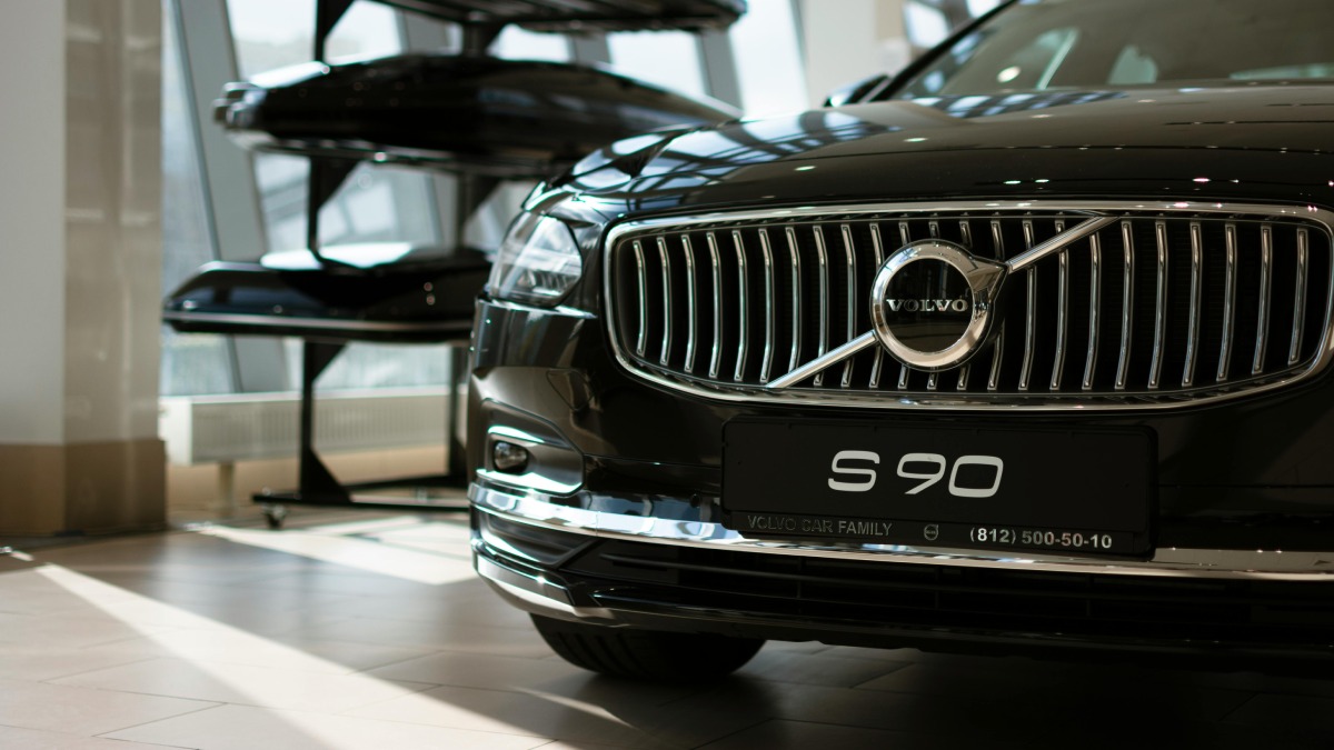 A Volvo foi fundada em 14 de abril de 1927, em Gotemburgo, na Suécia, por Assar Gabrielsson e Gustaf Larson, com o objetivo de fabricar carros resistentes o suficiente para as estradas e o clima rigoroso do país. Naquele mesmo dia, o primeiro modelo da marca, o ÖV 4 apelidado de Jakob , saiu da fábrica. Foto: Pexels
