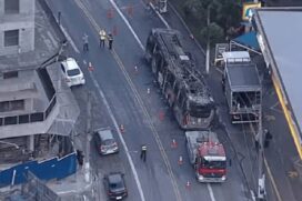 Trolebus ficou totalmente destruído após incêndio atingir veículo na zona leste