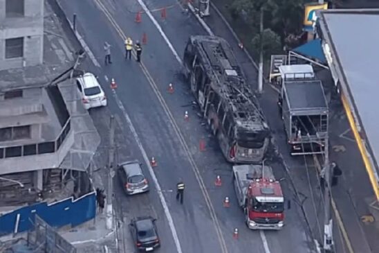 Trolebus ficou totalmente destruído após incêndio atingir veículo na zona leste