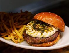 O maior destaque é o Holy Burger, que ocupa a 2ª posição no ranking mundial
