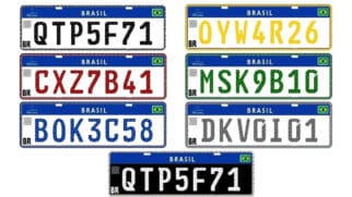 O fundo é sempre branco com uma faixa azul superior, com a cor das letras e da borda definindo a categoria do veículo/Reprodução