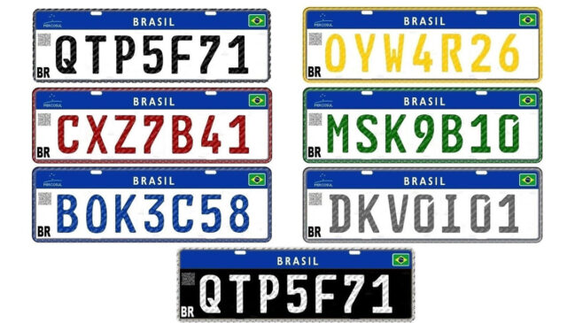 O fundo é sempre branco com uma faixa azul superior, com a cor das letras e da borda definindo a categoria do veículo/Reprodução