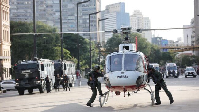 Os agentes contam com apoio de 290 viaturas, três blindados e uma aeronave.
