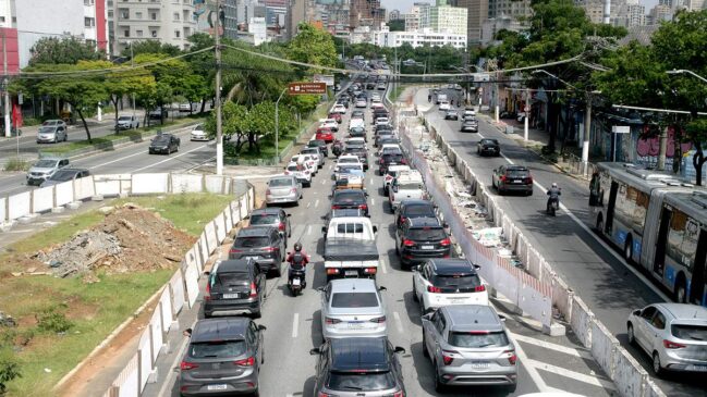 Semana começa com retenções acentuadas nos principais corredores