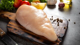Um sinal simples ajuda a escolher melhor o frango no supermercado