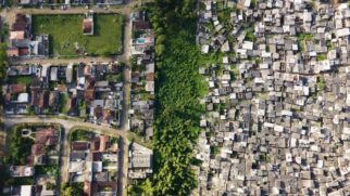 Imagem aérea expõe a barreira entre áreas planejadas e a densidade das ocupações periféricas no DF.