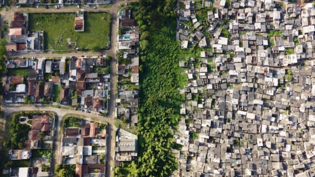 Imagem aérea expõe a barreira entre áreas planejadas e a densidade das ocupações periféricas no DF.