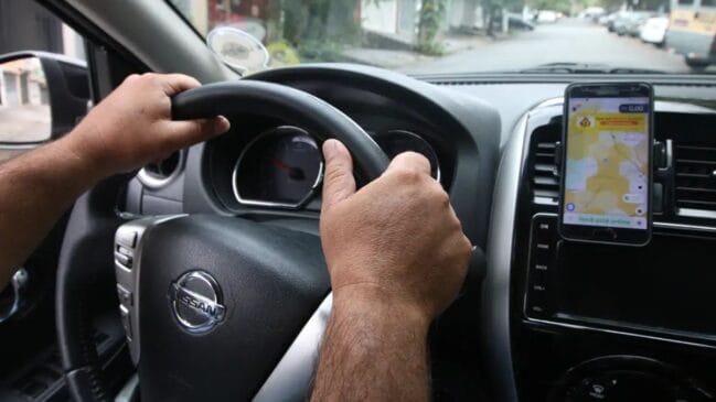 No cotidiano das ruas, detalhes como o celular no suporte fixo são sinais que motivam a abordagem dos agentes de trânsito. Rovena Rosa/Agência Brasil