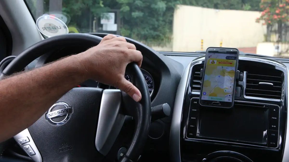 A ausência da sigla EAR na habilitação é o erro que rende multa de R$ 293 e a perda imediata de sete pontos para o motorista