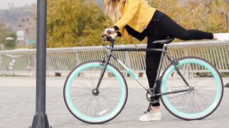 A proposta ficou conhecida por dispensar cadeado externo, prender a bicicleta a um ponto fixo e transformar segurança em parte do próprio design.