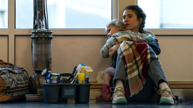 Produção emociona ao acompanhar uma jovem mãe que foge de um relacionamento abusivo e tenta reconstruir sua vida enquanto trabalha como empregada doméstica