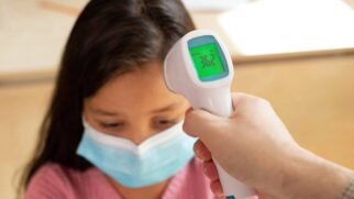 Presença ou ausência de febre é um dos sintomas que ajudam a diferenciar gripe de resfriado
