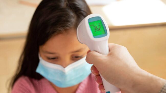 Presença ou ausência de febre é um dos sintomas que ajudam a diferenciar gripe de resfriado
