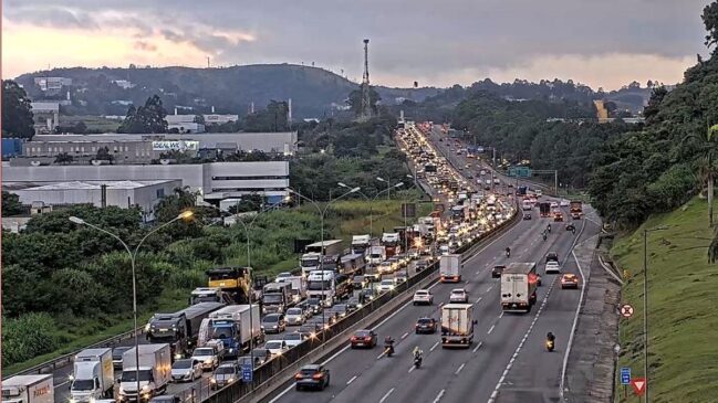Na Castelo Branco, são 11 quilômetros de lentidão no trecho entre Barueri e Osasco
