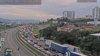 Alternativa viável para quem sai de Cotia é utilizar o Rodoanel Mário Covas para acessar a rodovia Régis Bittencourt ou até a Castello Branco