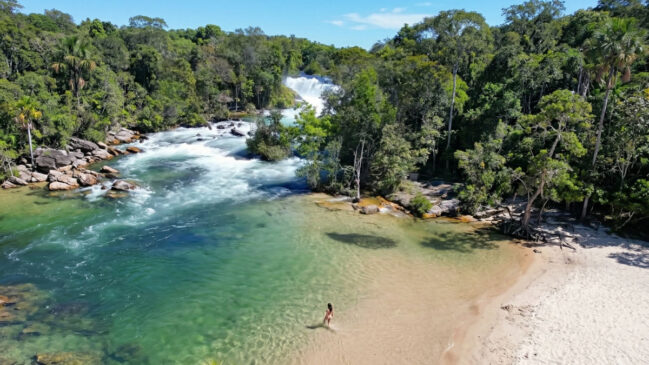 Cidades como Cáceres, Barra do Garças, Campo Novo do Parecis e Vila Bela da Santíssima Trindade revelam um Mato Grosso menos óbvio, com balneários, cachoeiras e paisagens que parecem de outro planeta.