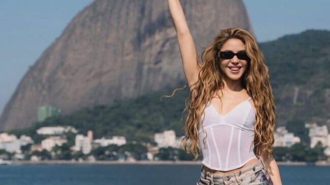 Neste sábado, Shakira agitou a praia de Copacabana, na zona sul da capital fluminense