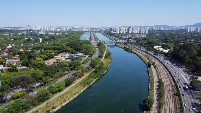 Vista do rio Pinheiros em meio à paisagem urbana de São Paulo