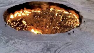 Vista aérea mostra a dimensão da famosa 'Porta do Inferno' no Turcomenistão