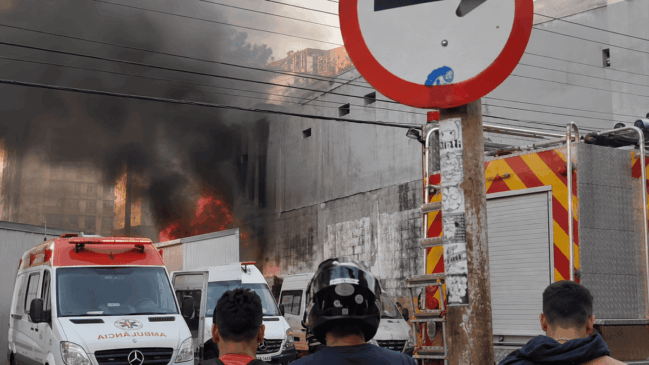 Fumaça preta chamou a atenção de moradores e motoristas que passavam pela região