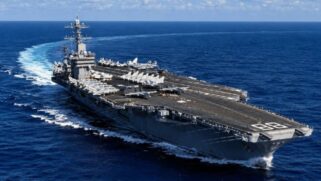 USS Nimitz durante chegada ao Rio de Janeiro para exercícios militares conjuntos