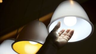 O benefício barateia o acesso à energia elétrica no país