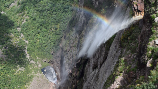 A Cachoeira da Fumaça impressiona pela altura e pelo efeito criado quando o vento espalha a água no a