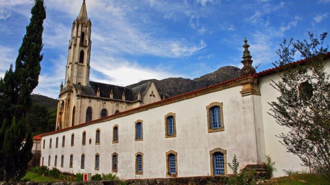 Reserva histórica abriga cachoeiras, praia fluvial, trilhas de montanha e a primeira igreja neogótica do Brasil