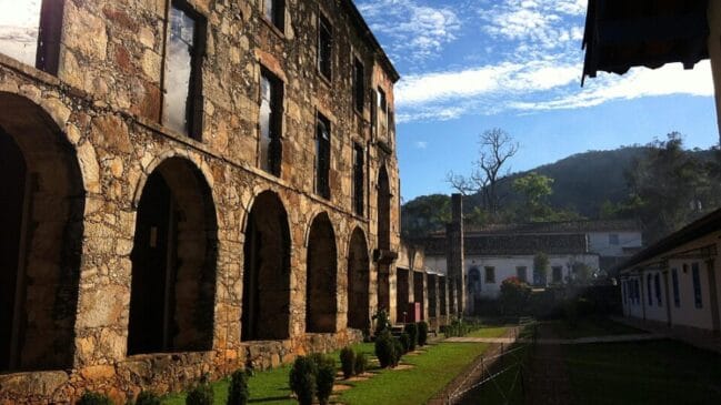Localizado entre os municípios de Catas Altas e Santa Bárbara, em Minas Gerais, o Santuário do Caraça possui uma das paisagens mais impressionantes da Serra do Espinhaço (Foto: Pauladiasho/Wikimedia Commons)