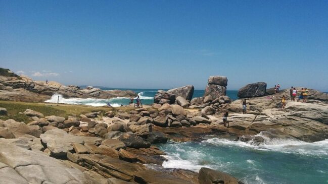 A orla de Costazul resume o apelo de Rio das Ostras: mar, faixa de areia ampla e clima de cidade litorânea em crescimento