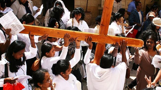 A Via Dolorosa é percorrida por peregrinos que refazem simbolicamente os últimos passos de Jesus antes da crucificação