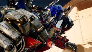 Um Transformer parece impossível à primeira vista, mas é justamente essa mistura de máquina, força e imaginação que faz os robôs gigantes continuarem fascinando gerações