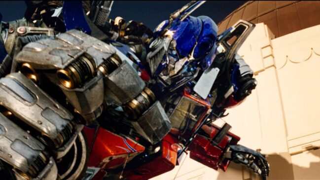 Um Transformer parece impossível à primeira vista, mas é justamente essa mistura de máquina, força e imaginação que faz os robôs gigantes continuarem fascinando gerações