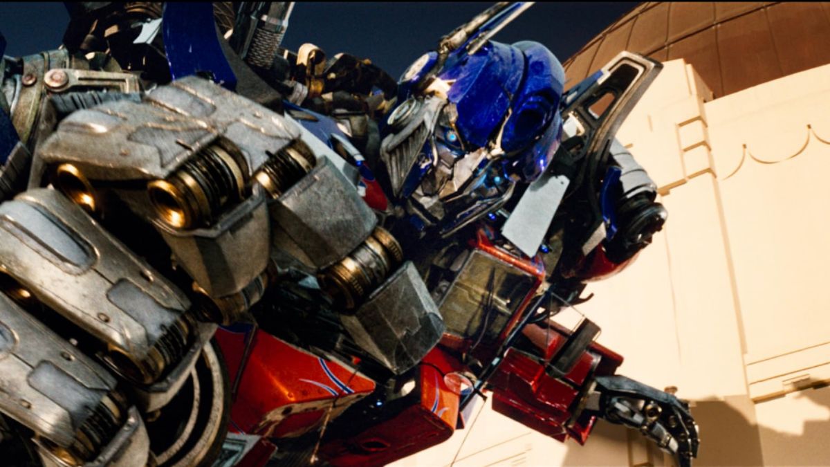 Um Transformer parece impossível à primeira vista, mas é justamente essa mistura de máquina, força e imaginação que faz os robôs gigantes continuarem fascinando gerações